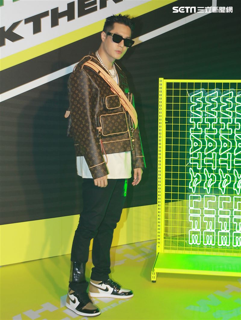 周湯豪「WHAT A LIFE」發行專輯派對，秀LV酷帥穿搭價值半場秀。（記者邱榮吉/攝影）