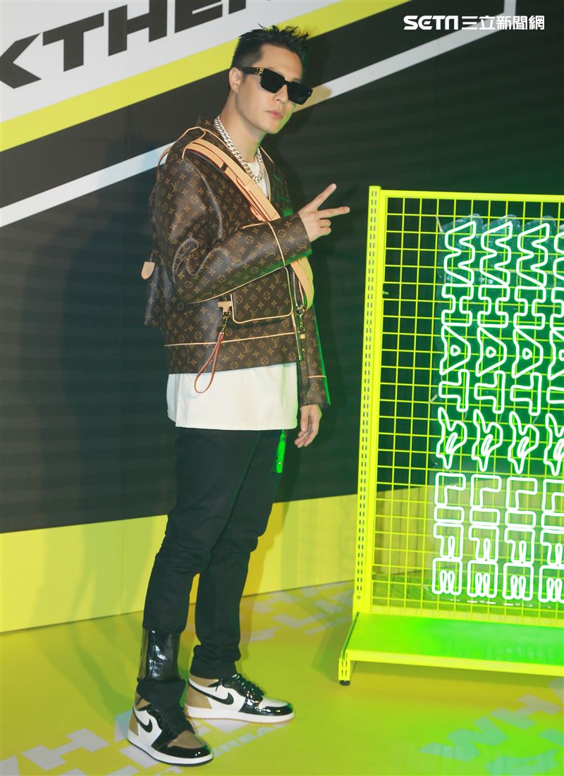 周湯豪「WHAT A LIFE」發行專輯派對，秀LV酷帥穿搭價值半場秀。（記者邱榮吉/攝影）