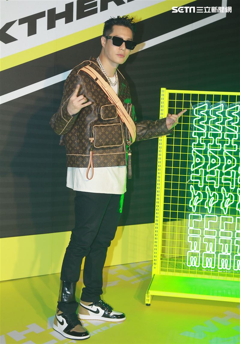 周湯豪「WHAT A LIFE」發行專輯派對，秀LV酷帥穿搭價值半場秀。（記者邱榮吉/攝影）