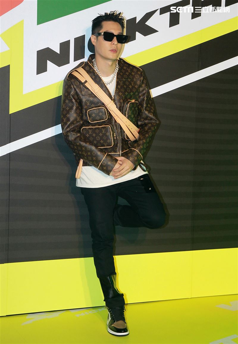 周湯豪「WHAT A LIFE」發行專輯派對，秀LV酷帥穿搭價值半場秀。（記者邱榮吉/攝影）
