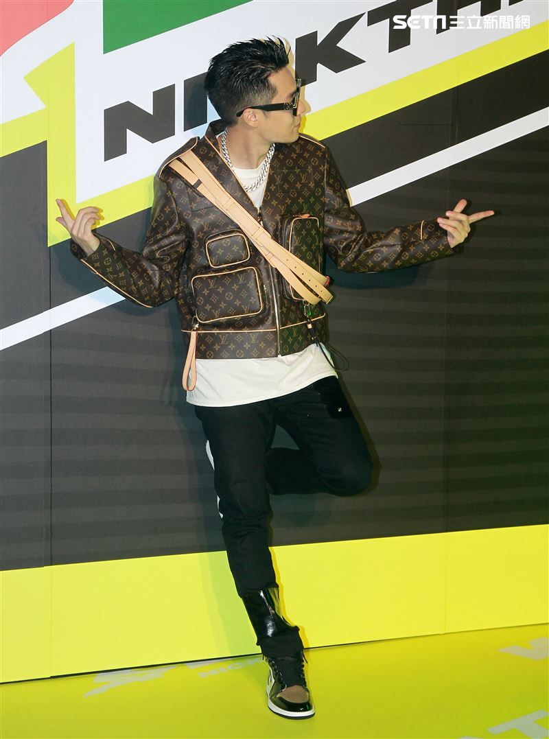 周湯豪「WHAT A LIFE」發行專輯派對，秀LV酷帥穿搭價值半場秀。（記者邱榮吉/攝影）