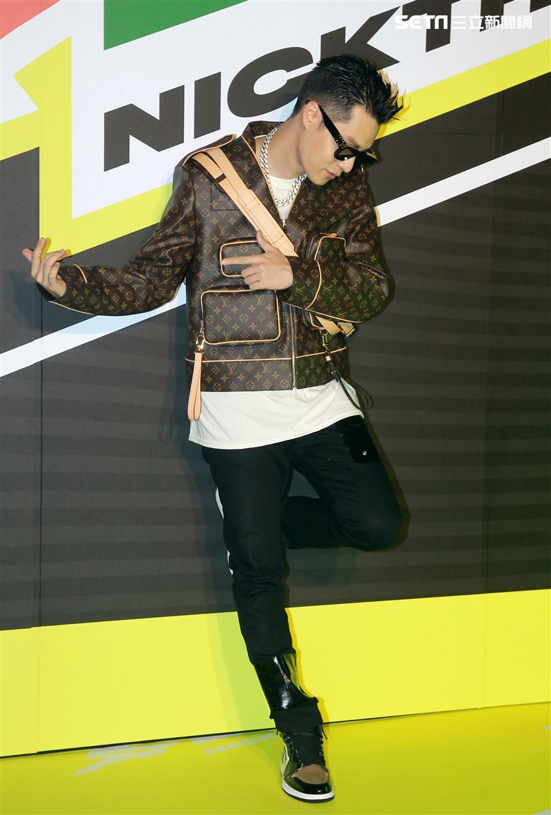周湯豪「WHAT A LIFE」發行專輯派對，秀LV酷帥穿搭價值半場秀。（記者邱榮吉/攝影）