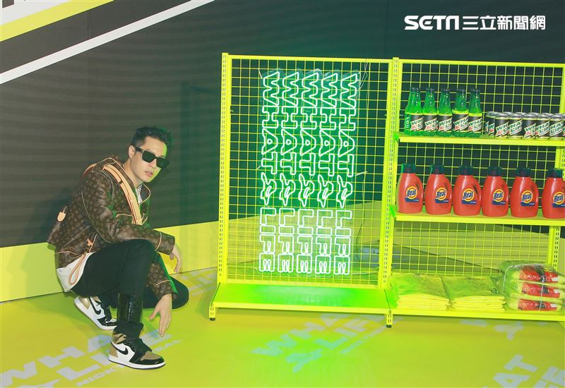 周湯豪「WHAT A LIFE」發行專輯派對，秀LV酷帥穿搭價值半場秀。（記者邱榮吉/攝影）