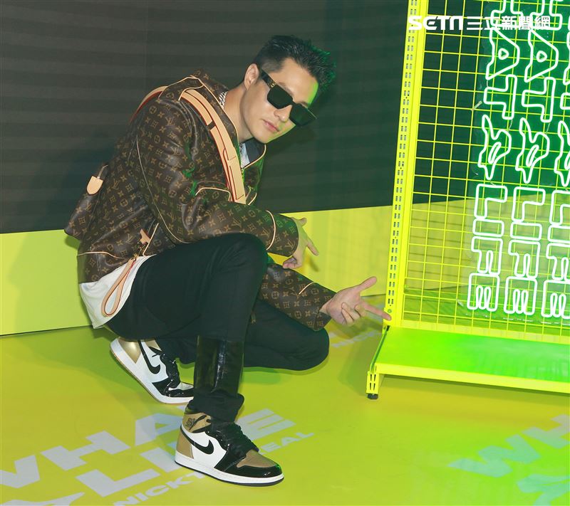 周湯豪「WHAT A LIFE」發行專輯派對，秀LV酷帥穿搭價值半場秀。（記者邱榮吉/攝影）