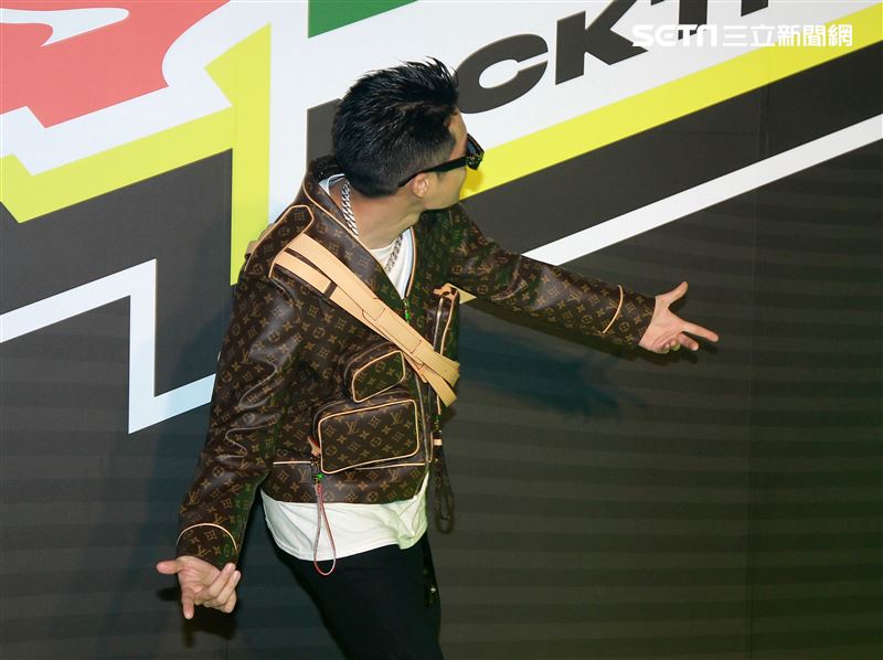 周湯豪「WHAT A LIFE」發行專輯派對，秀LV酷帥穿搭價值半場秀。（記者邱榮吉/攝影）