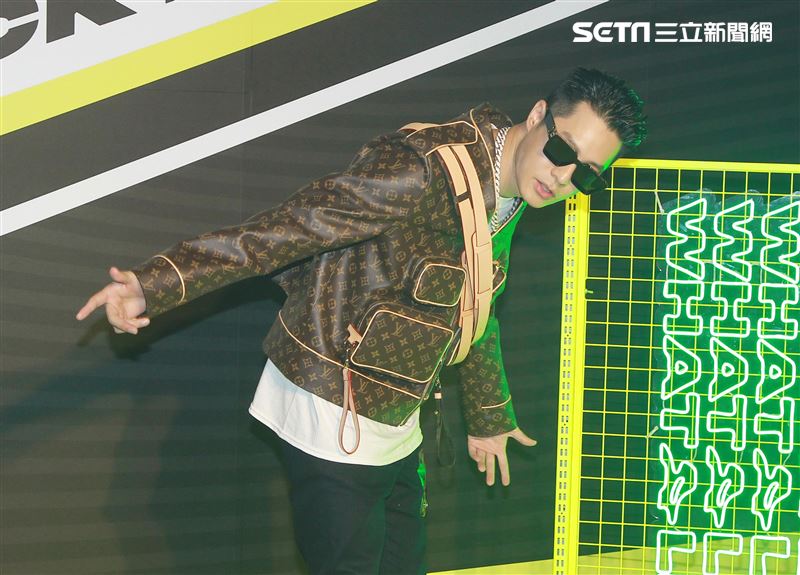 周湯豪「WHAT A LIFE」發行專輯派對，秀LV酷帥穿搭價值半場秀。（記者邱榮吉/攝影）