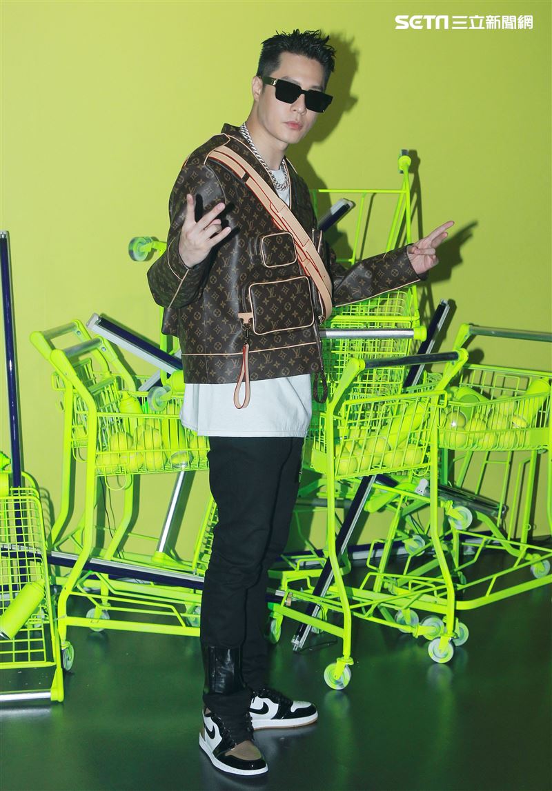 周湯豪「WHAT A LIFE」發行專輯派對，秀LV酷帥穿搭價值半場秀。（記者邱榮吉/攝影）