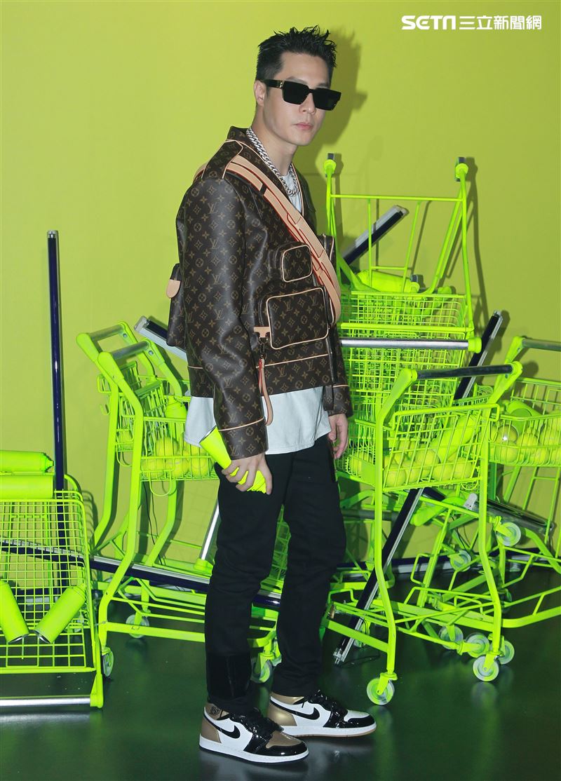 周湯豪「WHAT A LIFE」發行專輯派對，秀LV酷帥穿搭價值半場秀。（記者邱榮吉/攝影）