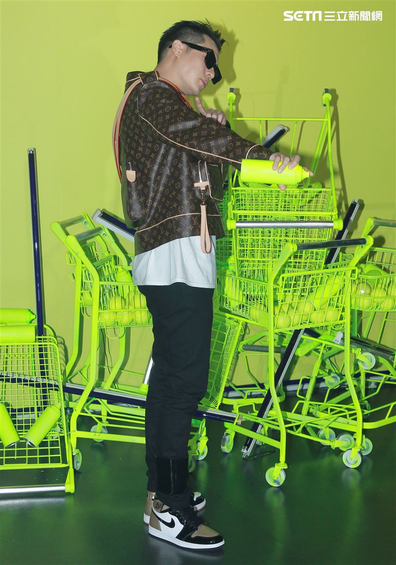 周湯豪「WHAT A LIFE」發行專輯派對，秀LV酷帥穿搭價值半場秀。（記者邱榮吉/攝影）