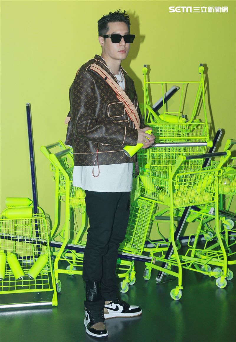 周湯豪「WHAT A LIFE」發行專輯派對，秀LV酷帥穿搭價值半場秀。（記者邱榮吉/攝影）