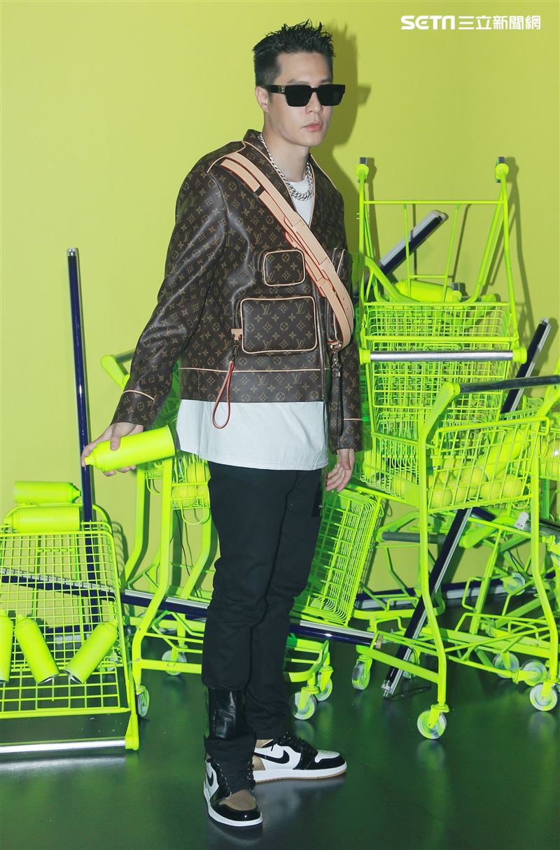 周湯豪「WHAT A LIFE」發行專輯派對，秀LV酷帥穿搭價值半場秀。（記者邱榮吉/攝影）