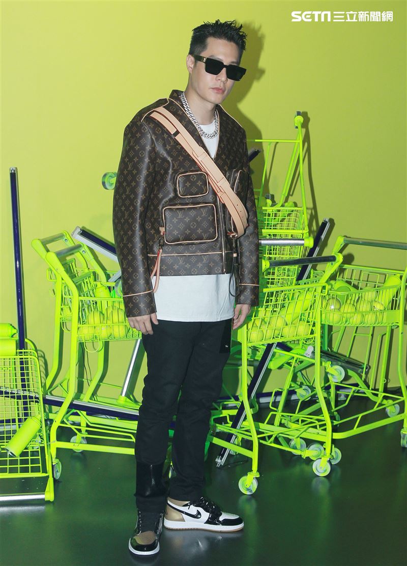 周湯豪「WHAT A LIFE」發行專輯派對，秀LV酷帥穿搭價值半場秀。（記者邱榮吉/攝影）