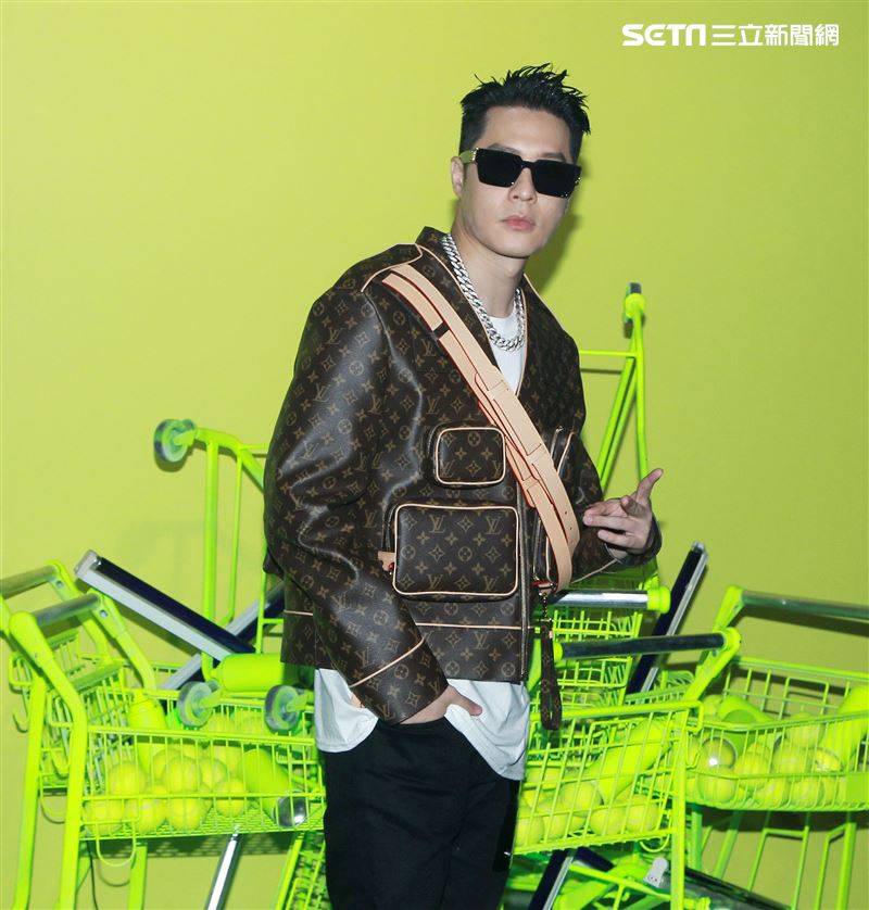 周湯豪「WHAT A LIFE」發行專輯派對，秀LV酷帥穿搭價值半場秀。（記者邱榮吉/攝影）