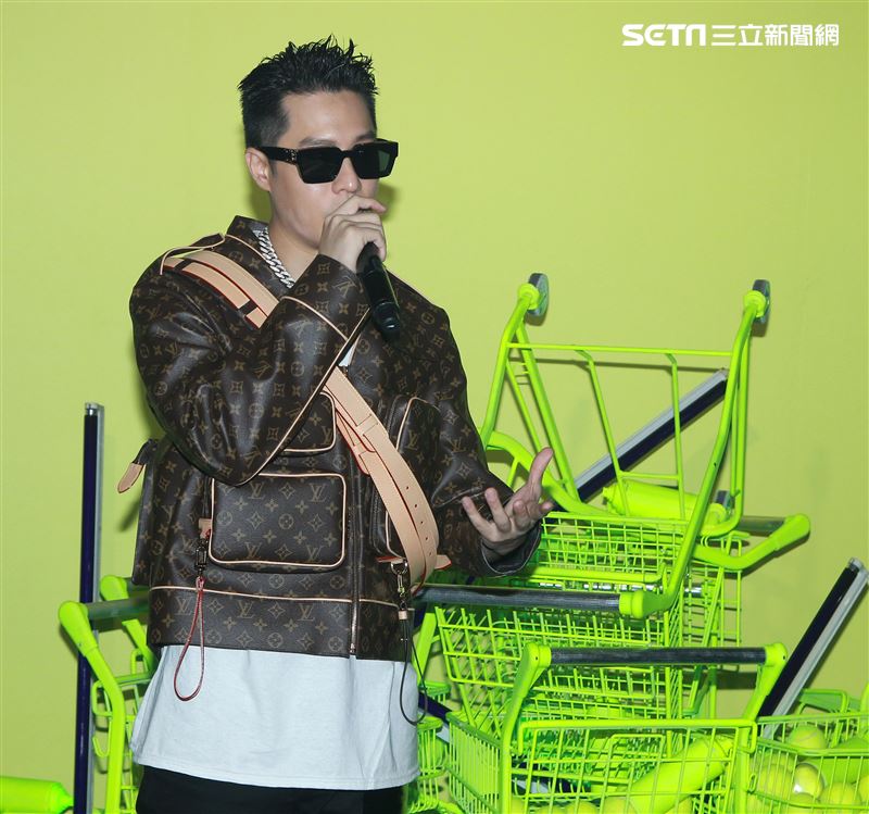 周湯豪「WHAT A LIFE」發行專輯派對，秀LV酷帥穿搭價值半場秀。（記者邱榮吉/攝影）