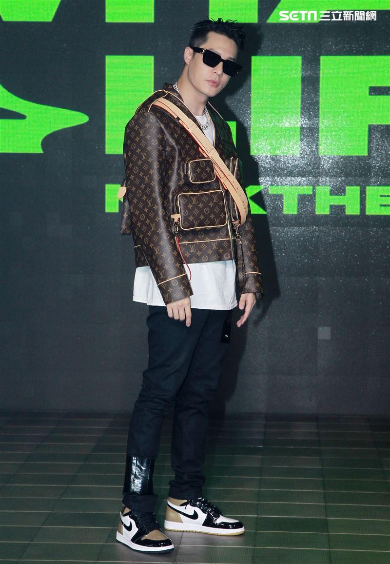 周湯豪「WHAT A LIFE」發行專輯派對，秀LV酷帥穿搭價值半場秀。（記者邱榮吉/攝影）