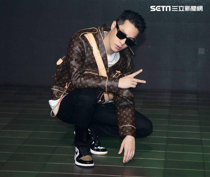 周湯豪「WHAT A LIFE」發行專輯派對，秀LV酷帥穿搭價值半場秀。（記者邱榮吉/攝影）