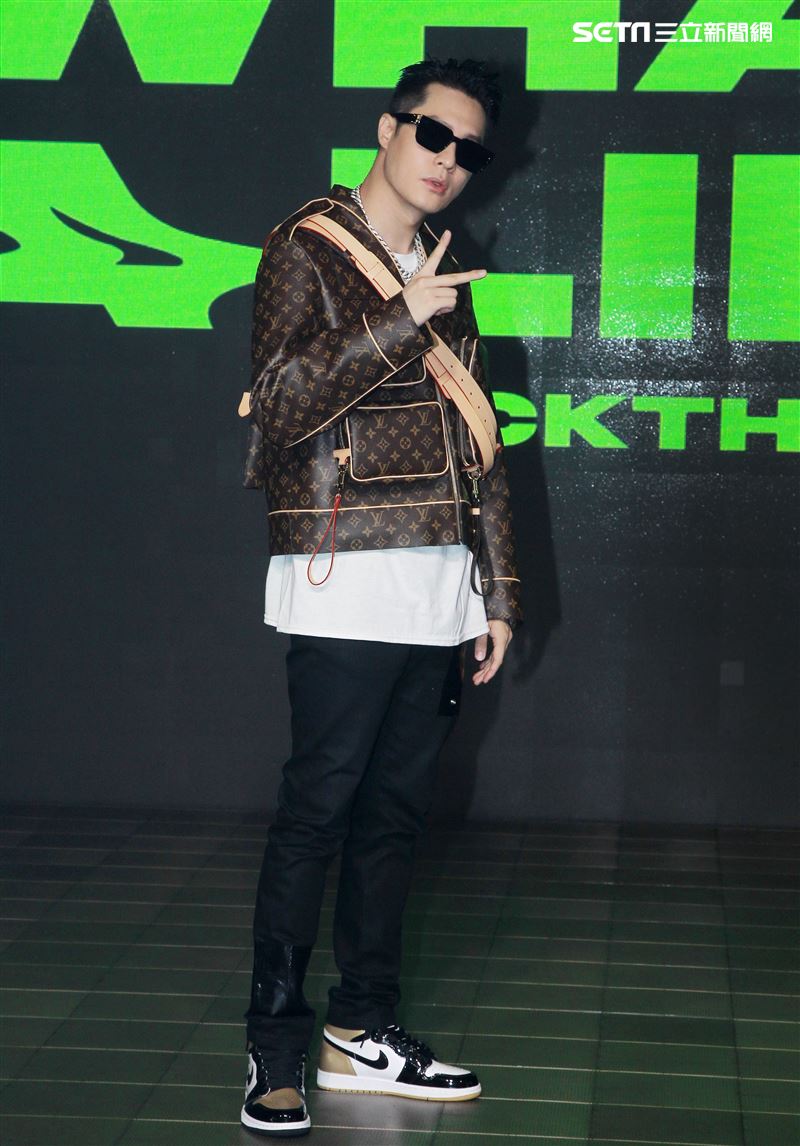 周湯豪「WHAT A LIFE」發行專輯派對，秀LV酷帥穿搭價值半場秀。（記者邱榮吉/攝影）