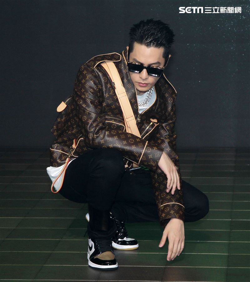 周湯豪「WHAT A LIFE」發行專輯派對，秀LV酷帥穿搭價值半場秀。（記者邱榮吉/攝影）