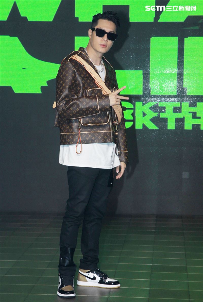 周湯豪「WHAT A LIFE」發行專輯派對，秀LV酷帥穿搭價值半場秀。（記者邱榮吉/攝影）