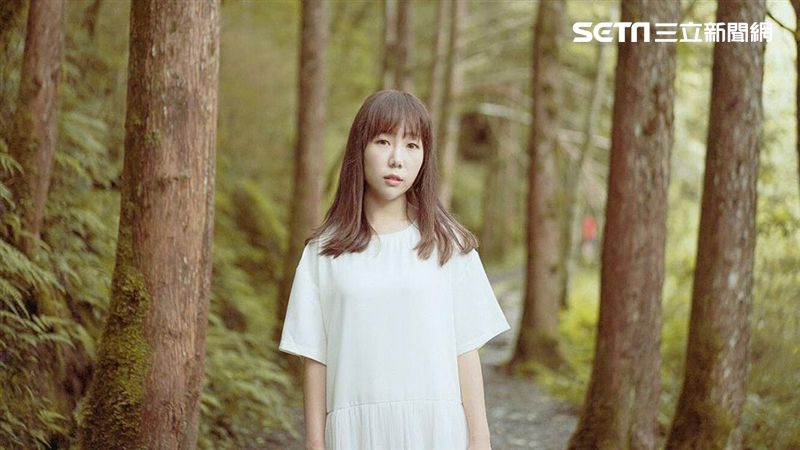 女星拍MV遇暴雨突襲！卡吊橋險滑落