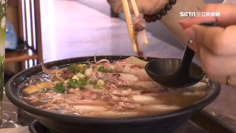超浮誇「小卷麵」！30隻整碗鋪滿滿