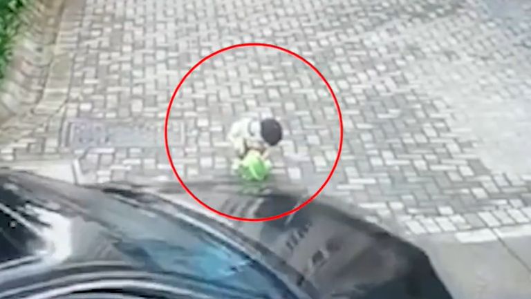 嬤丟完垃圾轉身看　３歲孫被車輾過