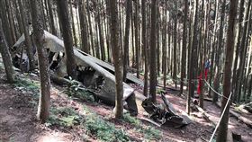 憶向天湖失事軍機  原住民拆門板當擔架救人陸軍航空隊編號8012觀測機於民國67年在苗栗南庄失事，殘骸留存山林至今，當時還是個孩子的南庄鄉東河村長風木基回憶，部落居民為救災，甚至「拆門板當擔架」，令他印象深刻。（翻攝自包正豪臉書）中央社記者管瑞平傳真  108年5月6日