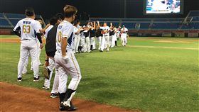 郭嚴文轟3分砲全場包辦6打點　助桃猿擊退悍將中華職棒Lamigo桃猿隊19日在桃園球場靠著郭嚴文在第4局轟出逆轉3分砲，且全場包辦6分打點，終場桃猿以11比3擊退富邦悍將隊，賽後選手擊掌致意。中央社記者楊啟芳攝　108年7月19日