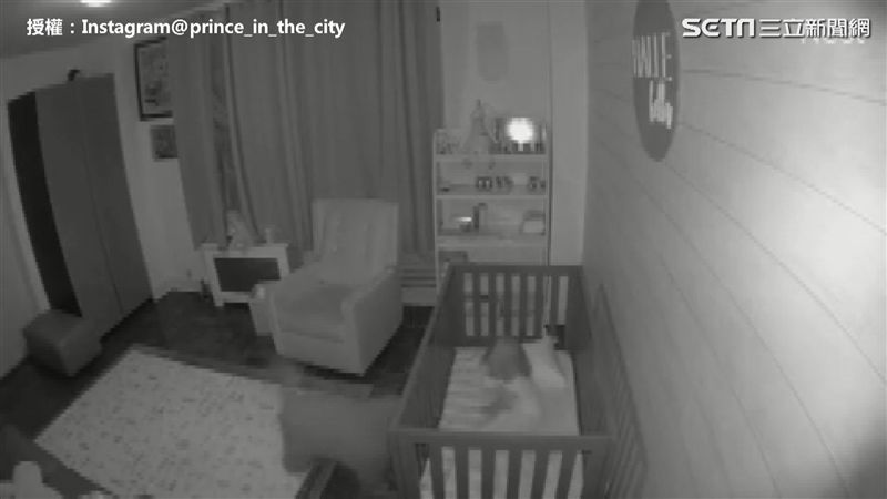 影／女娃睡醒哭鬧  汪汪出現秒不哭