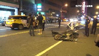 小黃和機車對撞　男騎士噴飛昏迷送醫
