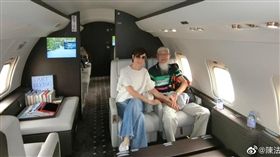 女星陳法蓉（左）與父親搭私人飛機赴日旅遊。（圖／翻攝自微博）