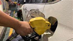 中東局勢緊繃　汽柴油價格各漲0.2元中東局勢緊繃，推動國際油價持續走揚，台灣中油公司23日宣布，24日凌晨零時起，調漲各式汽、柴油價格每公升各新台幣0.2元。中央社記者張新偉攝　108年6月23日