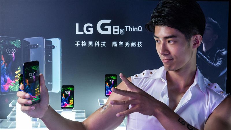 變魔術！這款手機免碰螢幕隔空能操作
