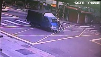 恐怖撞擊瞬間！單車婦遭小貨車追撞亡