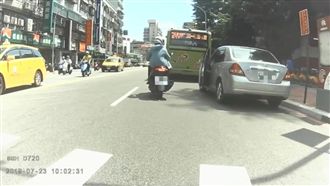 惡駕駛逼車不成　惱羞開車門攻擊騎士