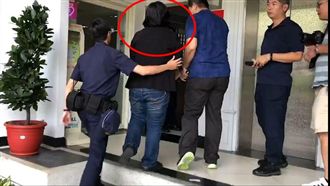 女欲砍副局長　母：有人用腦波控制她