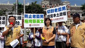 國安局私菸案  台聯向總統府遞交建言書針對國安局私菸案，台灣團結聯盟組織部主任、前立委周倪安（前排中）及文宣部主任潘厚勳（前排左）等人25日前往總統府遞交台聯致總統蔡英文建言書，除了促請查明真相，嚴懲不法，也呼籲整頓國安體系人事。中央社記者范正祥攝  108年7月25日