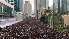 0616香港反送中遊行，民眾穿上黑衣走上街頭，空拍畫面相當壯觀，圖／張秀賢提供