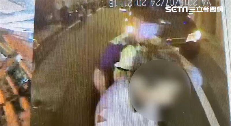 畫面曝！命根子被剪斷！男走上救護車