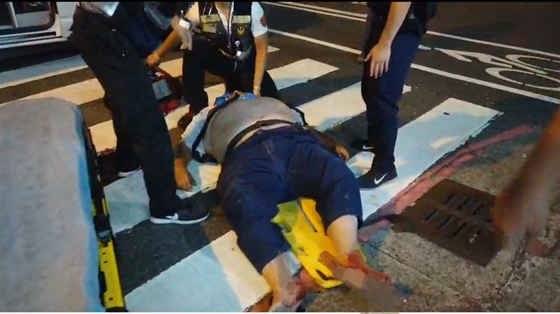 百斤男車禍倒地　10人合力扶上擔架