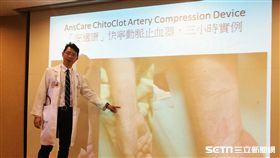 三軍總醫院心臟內科醫師劉俊廷說明，甲殼素敷料止血裝置止血時間減為3小時。（圖／記者楊晴雯攝）