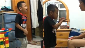 男孩怕被打叫媽把棍子放下：我在發抖