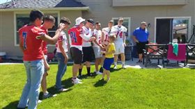 自閉症童生日僅1人出席…橄欖球隊現身送「奇蹟」（圖／翻攝自Lindsay Barrus Larsen臉書）