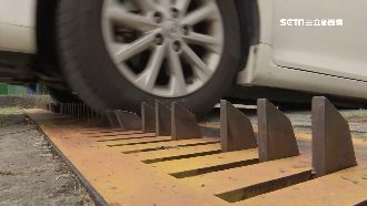 停車場阻車柵成殺手！刺破車輪害爆胎