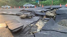 自來水管爆裂 高雄燕巢道路沖出8公尺大洞(圖/翻攝自高閔琳臉書)