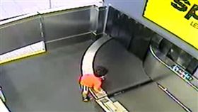 影／男童機場爬輸送帶！遭捲入「行李海」無人發現（圖／翻攝自YouTube）