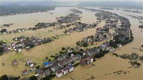 中國近400河流超警戒線  多地被淹中國珠江和長江流域連日暴雨引發洪災，近400條河流超過洪水警戒線，其中湘江多處決堤，湖南、江西、廣西和廣東多地泡在洪水中。圖為7月11日航拍湘江支流?水河兩岸的村莊。（中新社）中央社　108年7月17日