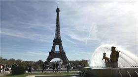 巴黎鐵塔歷來最大整容工程　須防含鉛揚塵巴黎艾菲爾鐵塔今年秋天要進行歷年來最重要一次「整容」工程，包括剷除舊漆、重新上漆。但早年舊漆含鉛，施工將造成揚塵，須為公眾健康採取慎重防護措施。中央社記者曾依璇巴黎攝　107年3月19日