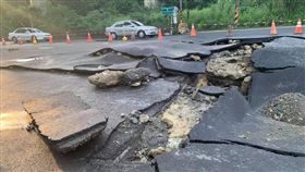 高雄,燕巢,自來水管線,天坑（圖／翻攝高雄市議員高閔琳臉書）