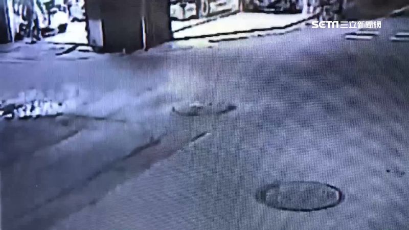 用電爆量電線短路　人孔蓋恐怖冒煙